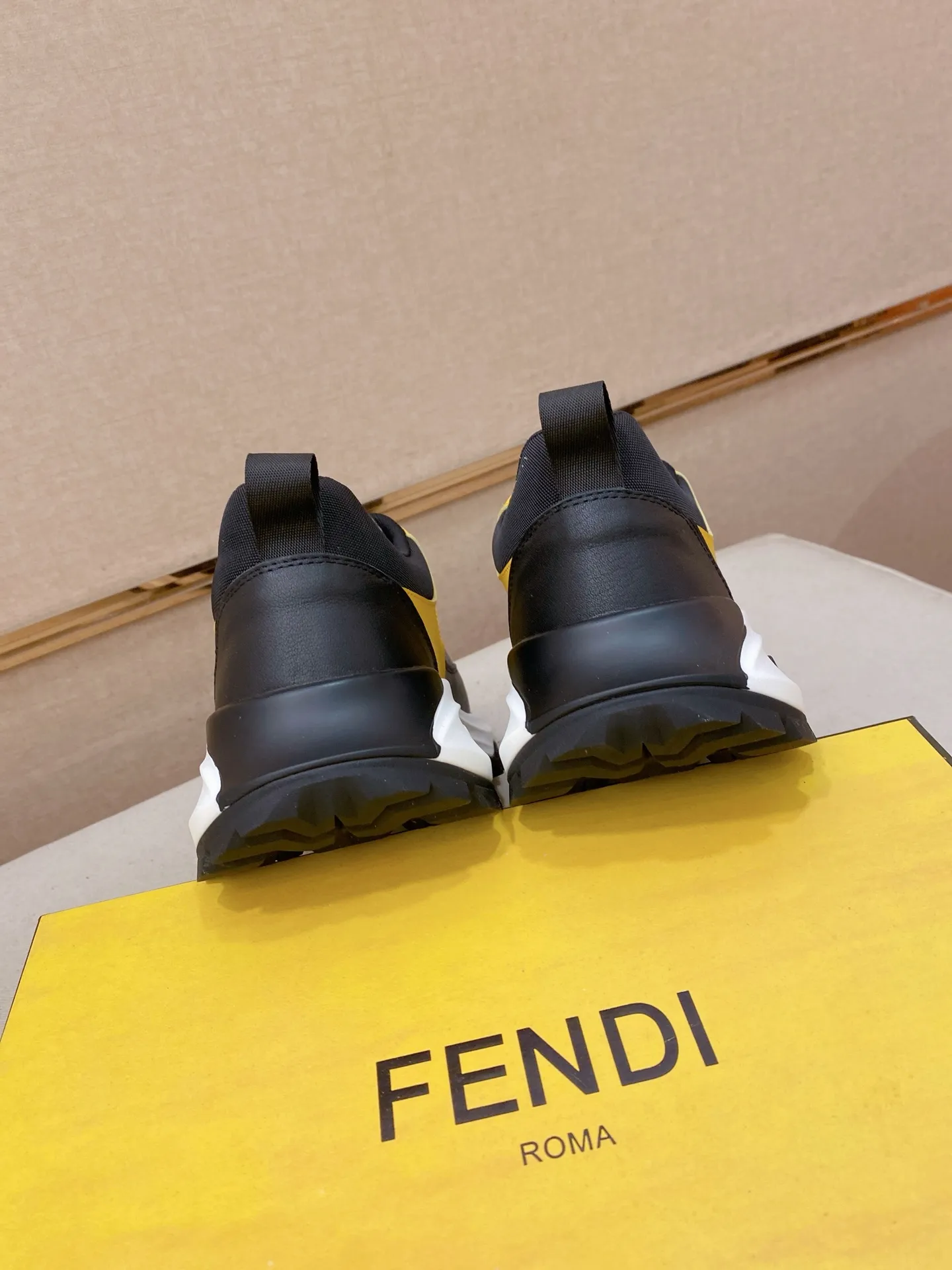 Men's shoes 💰 462💰 (fendi) New style 👊🏻 upper 🇮🇹 imported cowhide fabric 🇩🇪 lining imported sheepskin lining. The original outsole is molded to highlight the identity of every man, and the upper foot is elegant and stable🚶🏻🚶🏻The high-end custom counters reproduce the original version📯No matter the wind or rain, the shoe last remains unchanged and can withstand the verification of time🔍️,🔵 Size: 38-44